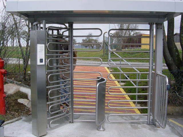 Drehkreuz ECCO 120 BFT mit mittigem Spurteiler