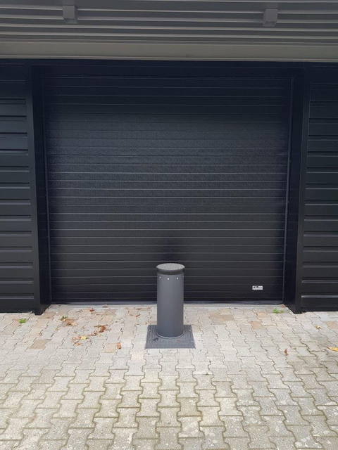 Automatikpoller vor Garagentor