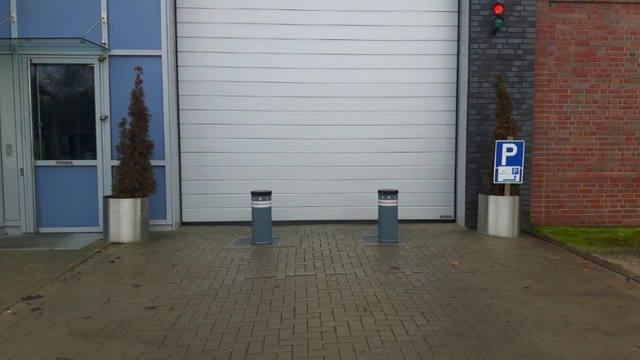 Versenkbarer Poller an der Hofeinfahrt