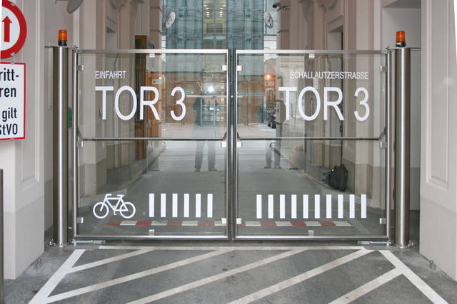Automatisches Drehtor mit Glasfüllung
