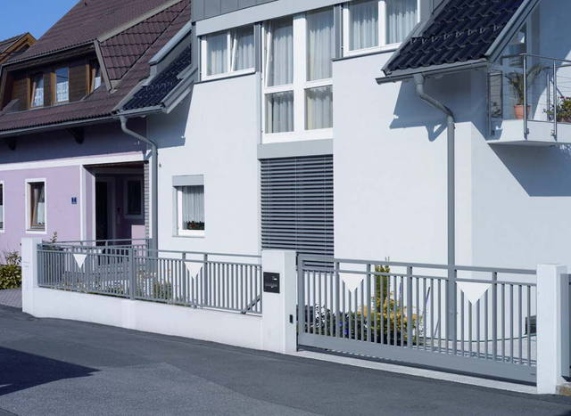Basismodell 2 Staketen mit Durchzug Deco-Dreiecken Schiebetor und Zaun