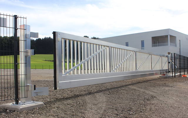 Freitragendes Schiebetor Alu natur, 12 m Durchfahrt