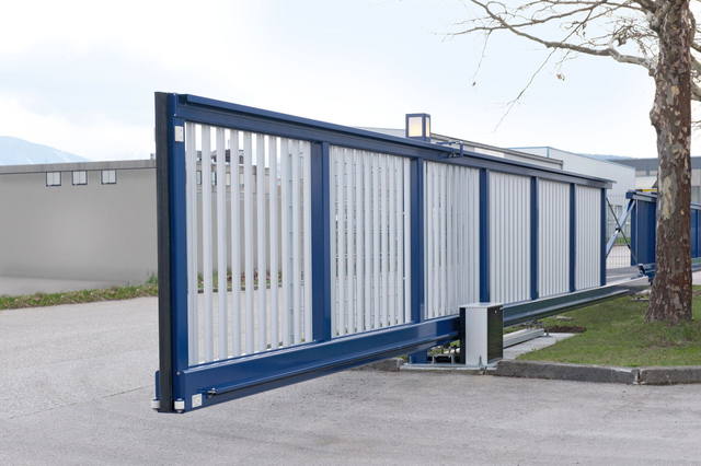 Conecta Business zweifarbig mit eloxierten Staketen, SL 10 x 1,5 m