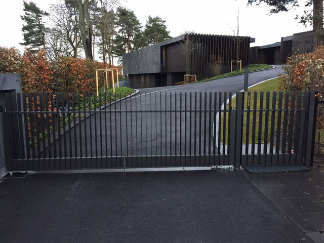 Drehtor 2-flügelig mit Flachstabfüllung