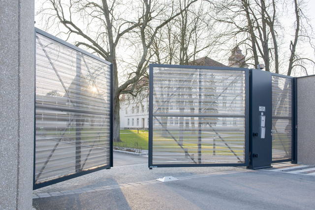 Drehtoranlage mit Streckmetallfüllung, Außenansicht mit verblechtem Zwischenelement