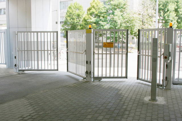 Drehtoranlagen 2-flügelig Industrie mit Unterflurantrieben und Panikbeschlag