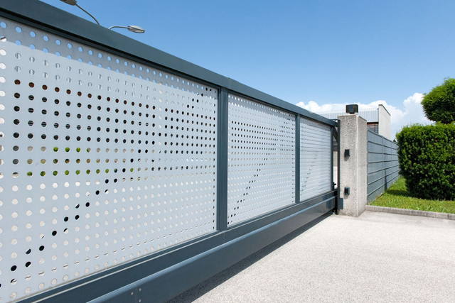 Firmeneinfahrt mit Lochblechfüllung in Sonderlochung