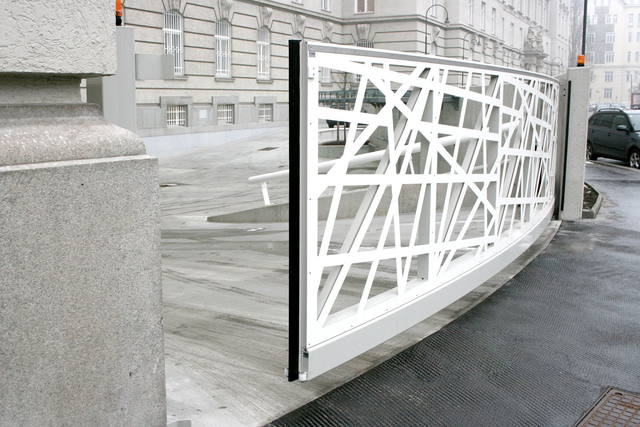 gebogenes Schiebetor mit Sondermuster nach Architektenwunsch