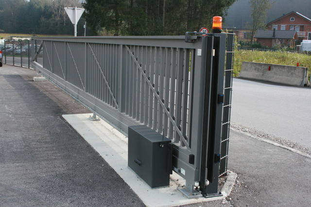 Industrie-Schiebetor SL 12 m Innenansicht mit Antriebsbox