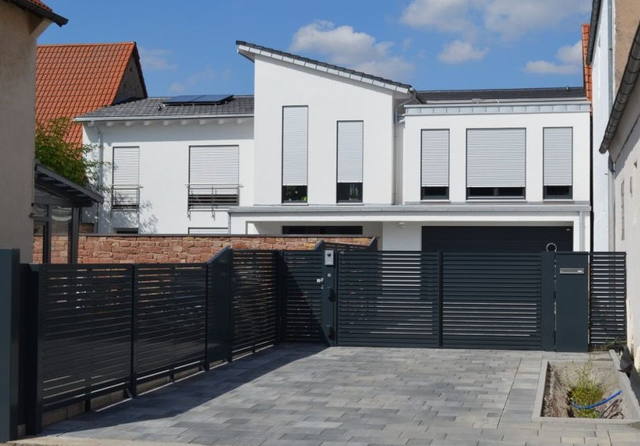 Modell CANTO Drehtoranlage und Zaun