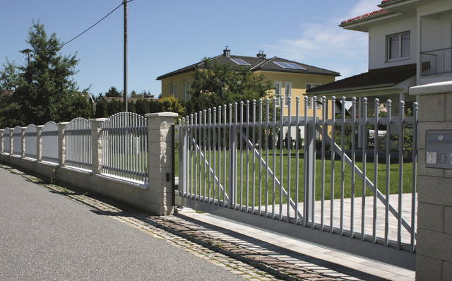 PALISADE Konvex Schiebetor und Zaunelemente mit Rundkappen