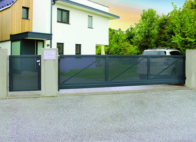 Schiebetor mit Lochblechfüllung