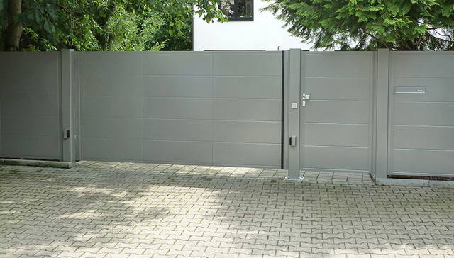 Flügeltor mit gefräster Blechfüllung, Gehtüre, Zaunfelder, eingebauter Briefschlitz