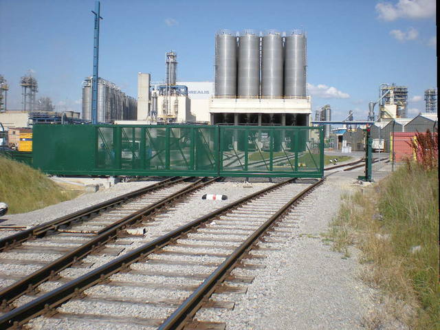 Teleskoptor Lochblech über Bahngleise