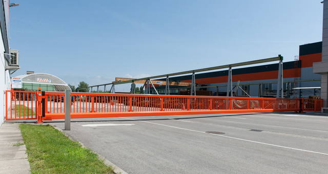 TWIN280 Schiebetor SL 22 m mit Gehtüre, orange pulverbeschichtet