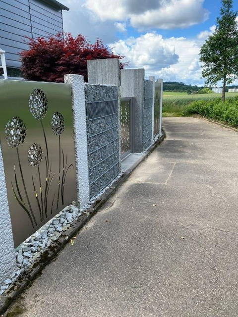 Gartentor mit Laserschnitt-Motiv und Gabionensäulen