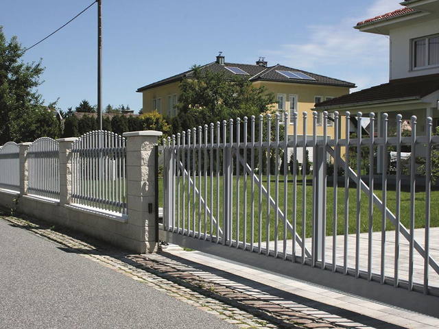 Zaunanlage mit Schiebetor